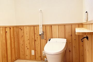 空間のアクセントや汚れ防止になる腰壁を設置