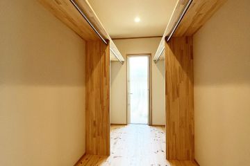 ウォークインクローゼットは、ウッドデッキに繋がり家事の時短に