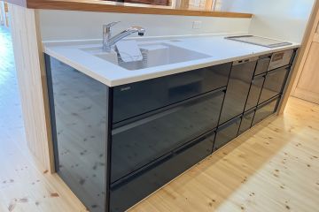 生活感が出ない様にキッチン腰壁を設置