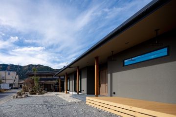 外壁は、エスケー化研のベルアート吹付で継ぎ目のない美しい仕上がりに
