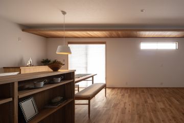 窓際に設けたタモ材の下がり天井が空間のアクセントに