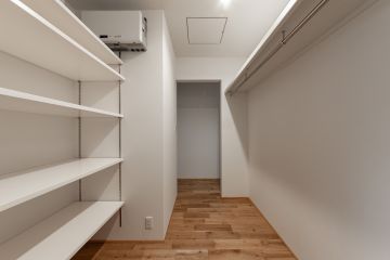 可動棚の奥行きは、洋服を出し入れしやすい400㎜を採用