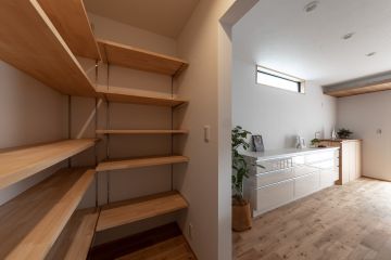 パントリーはあえて建具を設けず、出入れがスムーズに