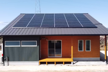 杉の羽目板が外観のアクセントに