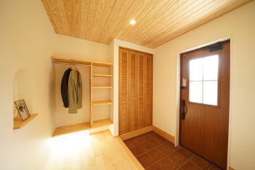 杉の羽目板天井で温もり感のある空間に