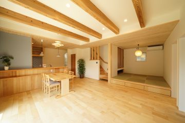 見せ梁天井で開放感を演出