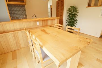 世界に一つの栃の無垢一枚板テーブル