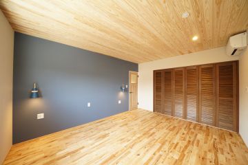 リラックス空間を作るネイビーのアクセントクロスを採用