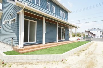 ペールブルーの外壁に、テラコッタ調のタイルで色鮮やかな外観