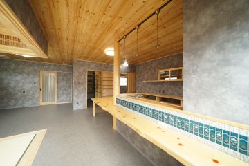 シックなグリーンのタイルが空間のアクセントに