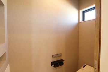 グレーを基調としたシックなトイレ