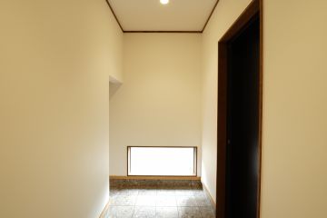 玄関ホールは優しい光が入る地窓を採用
