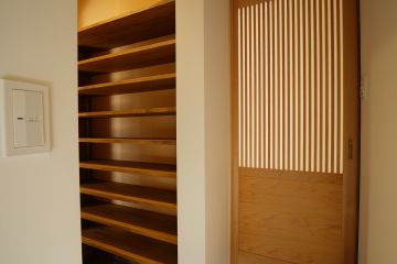 上がり框部分に温色の間接照明を仕込み、温かみのある雰囲気を演出