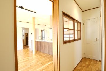 廊下に採光効果をもたらす室内窓を設置
