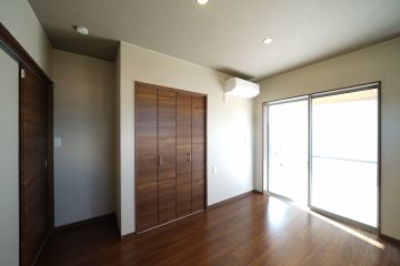 ダークブラウンで統一されたシックな寝室