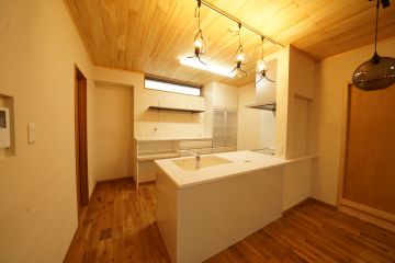 油跳ねや煙の広がりを抑えられるセミフラットキッチン