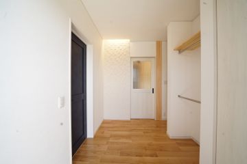 玄関ホールの正面にエコカラットのキルトを施し、華やかな空間を演出