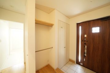 上着をたっぷり掛けられるエントランスクローゼット