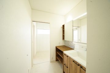 モザイクタイルでぱっと華やかな印象の洗面室