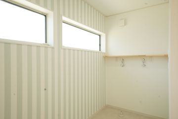 大人可愛いストライプのクロスのランドリールーム