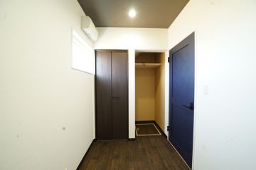 ダークな色合いにまとめたシックな書斎