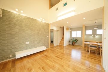 リビングのアクセントウォールはエコカラットのノルディックカラーを採用