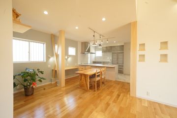 立派な６寸柱が温もり感のある空間に