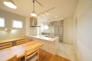 気分に合わせて照明をカスタマイズできるダクトレール照明