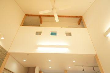 リビングの吹抜け部分は、キラリと輝くガラスブロックがアクセントに