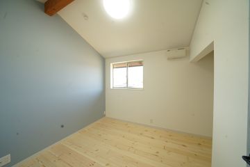 調湿効果が高いパインフローリングで快適な睡眠空間に