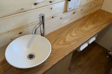 マットな質感の手洗いボウルが無垢カウンターとマッチ