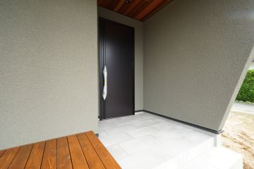 外壁は、デザイン性が高いエスケー化研のベルアート吹付を採用