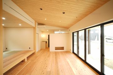 杉の羽目板天井で重厚感のある空間に