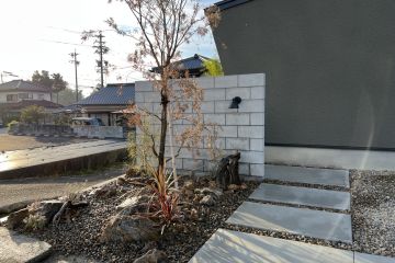 コンクリートブロック門柱でスタイリッシュな印象に