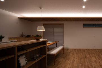 夜は、下がり天井の間接照明を楽しめます