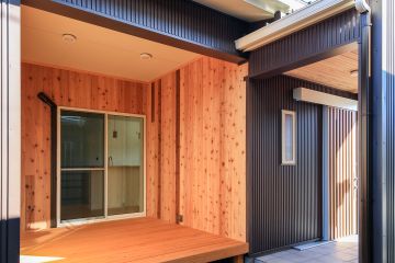 軒の深いウッドデッキは、洗濯干しスペースとして大活躍