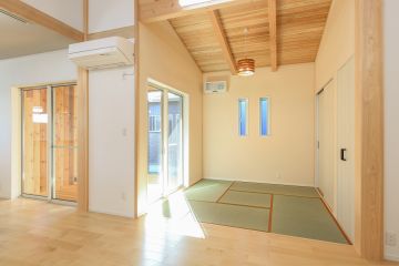 スリット窓を連窓にすることで、空間にデザイン性をプラス