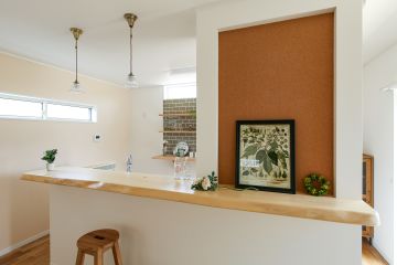 キッチンのコンロ前壁にはコルク貼りのニッチを設けました