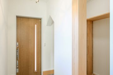 シューズクローズの入り口は、三角垂れ壁で大人可愛く