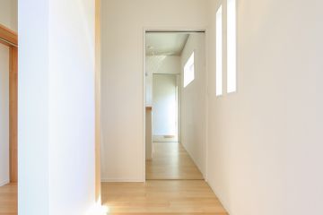 玄関からすぐにパントリーにアクセスできる、主婦に嬉しい帰宅動線