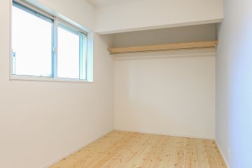 子供室は、調湿性が高く、肌触りの良いパインフローリング