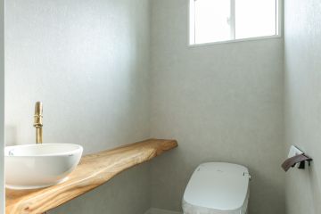 トイレは、無垢一枚板カウンターで木の味わいをプラス