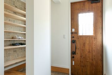 シューズクロークは建具を設けず、見せる収納に