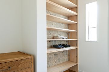 ニュースペーパー柄のアクセントクロスが大人かわいい
