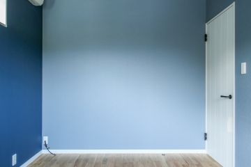 シックなネイビー&ブルーのクロスの旦那様寝室