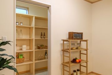レッドパインの羽目板天井で温もり感じる空間に