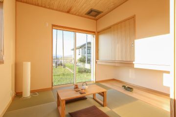 和室には、お部屋が広く感じる吊収納を設置