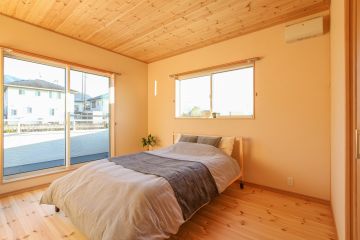 調湿効果が高いレッドパインをたっぷり使用し、快適な睡眠環境に