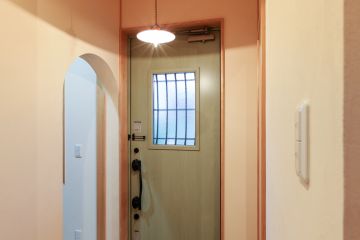 シューズクロークの入り口は、アーチ垂れ壁で優しい雰囲気を演出