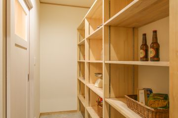 浅すぎず深すぎない奥行き455㎜の可動棚で収納上手に